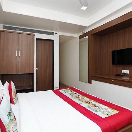 Oyo 10672 Hotel Riviera Nashik Dış mekan fotoğraf
