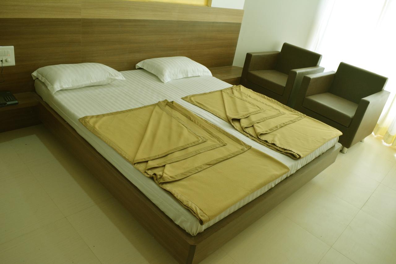 Oyo 10672 Hotel Riviera Nashik Dış mekan fotoğraf