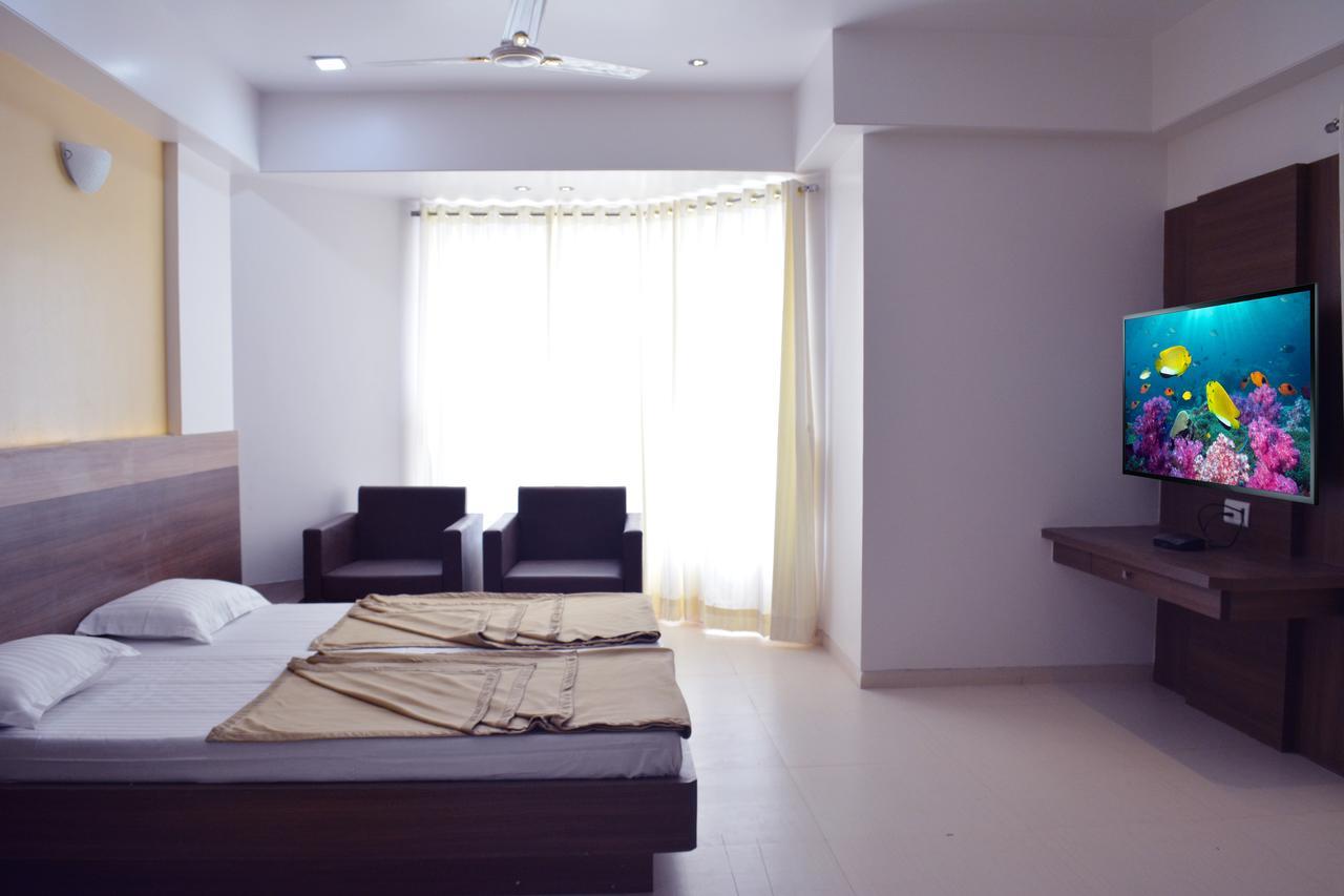 Oyo 10672 Hotel Riviera Nashik Dış mekan fotoğraf