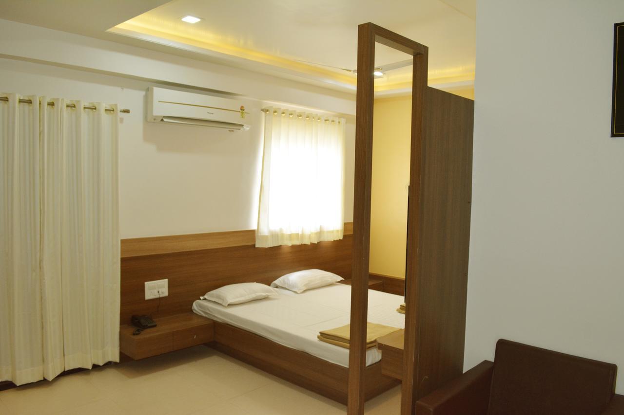Oyo 10672 Hotel Riviera Nashik Dış mekan fotoğraf
