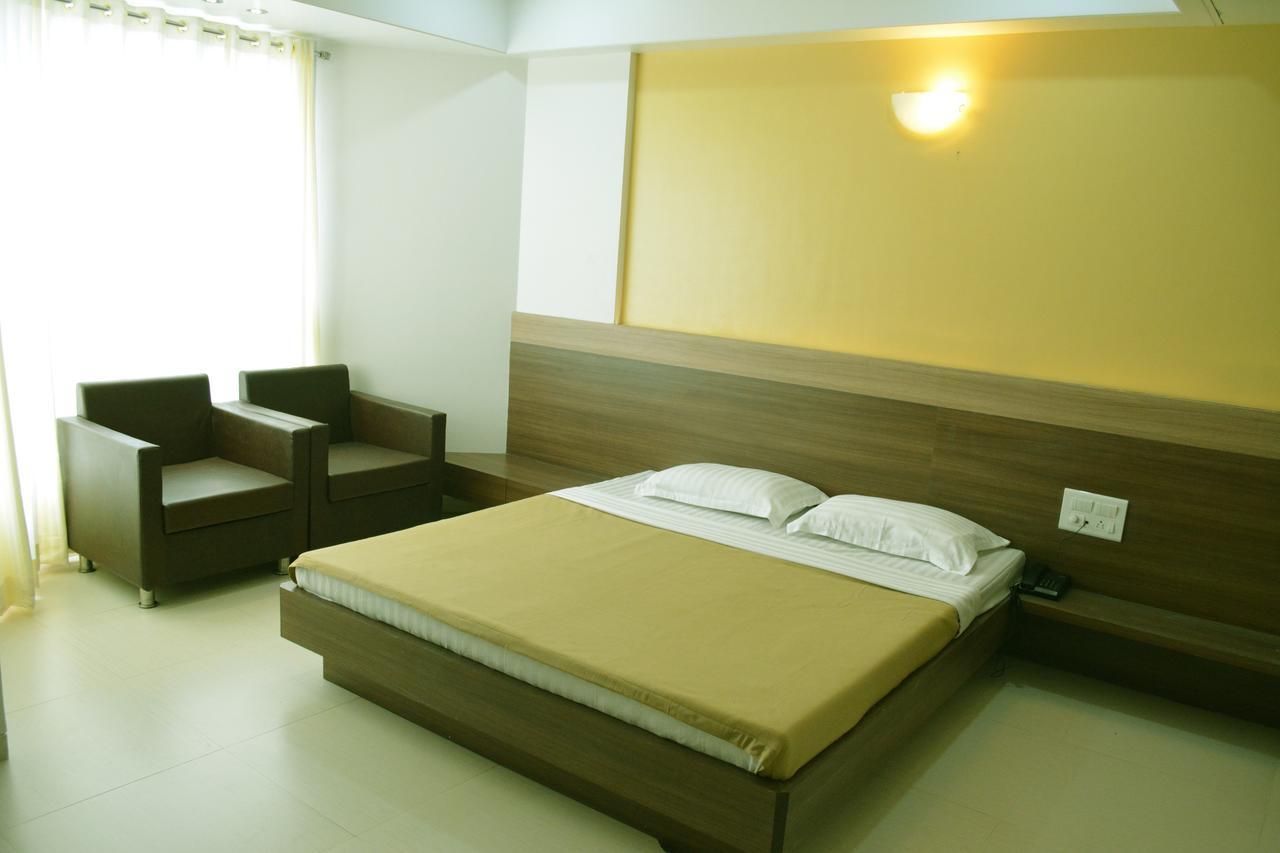 Oyo 10672 Hotel Riviera Nashik Dış mekan fotoğraf