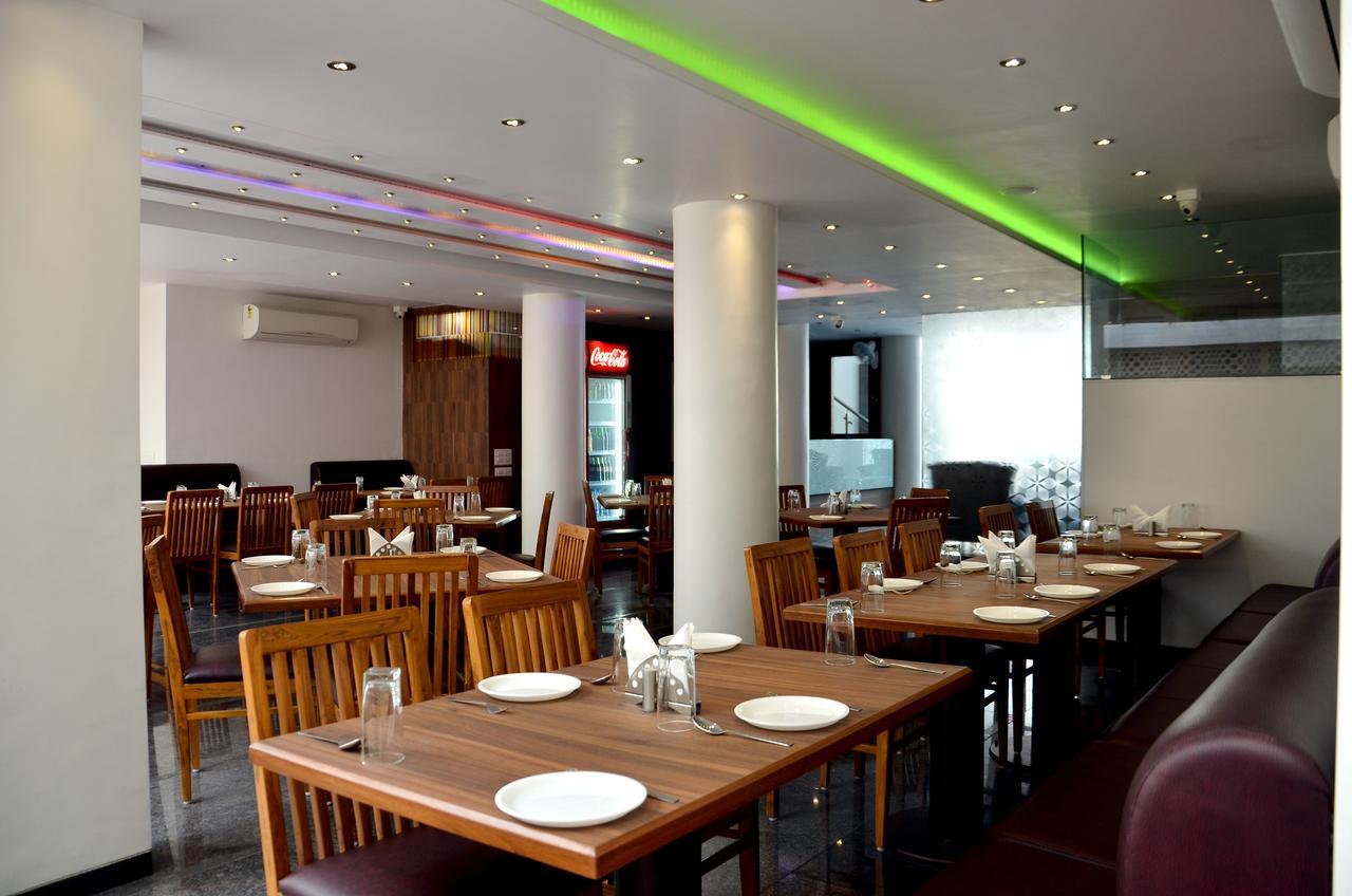 Oyo 10672 Hotel Riviera Nashik Dış mekan fotoğraf