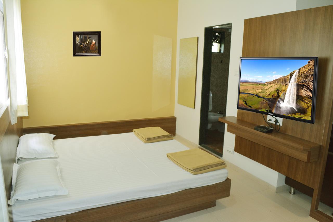 Oyo 10672 Hotel Riviera Nashik Dış mekan fotoğraf