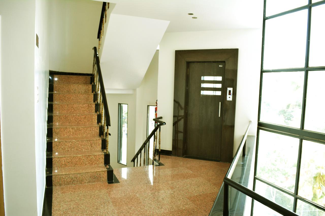 Oyo 10672 Hotel Riviera Nashik Dış mekan fotoğraf
