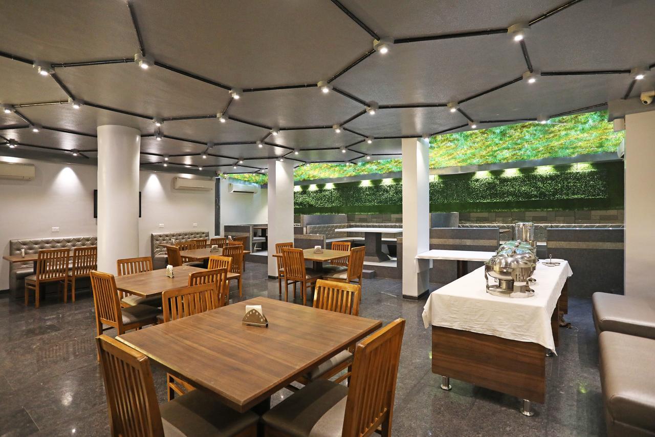 Oyo 10672 Hotel Riviera Nashik Dış mekan fotoğraf