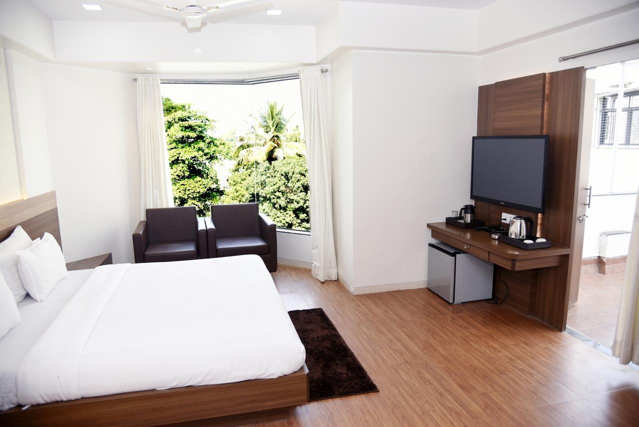 Oyo 10672 Hotel Riviera Nashik Dış mekan fotoğraf