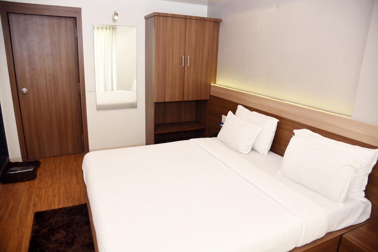 Oyo 10672 Hotel Riviera Nashik Dış mekan fotoğraf