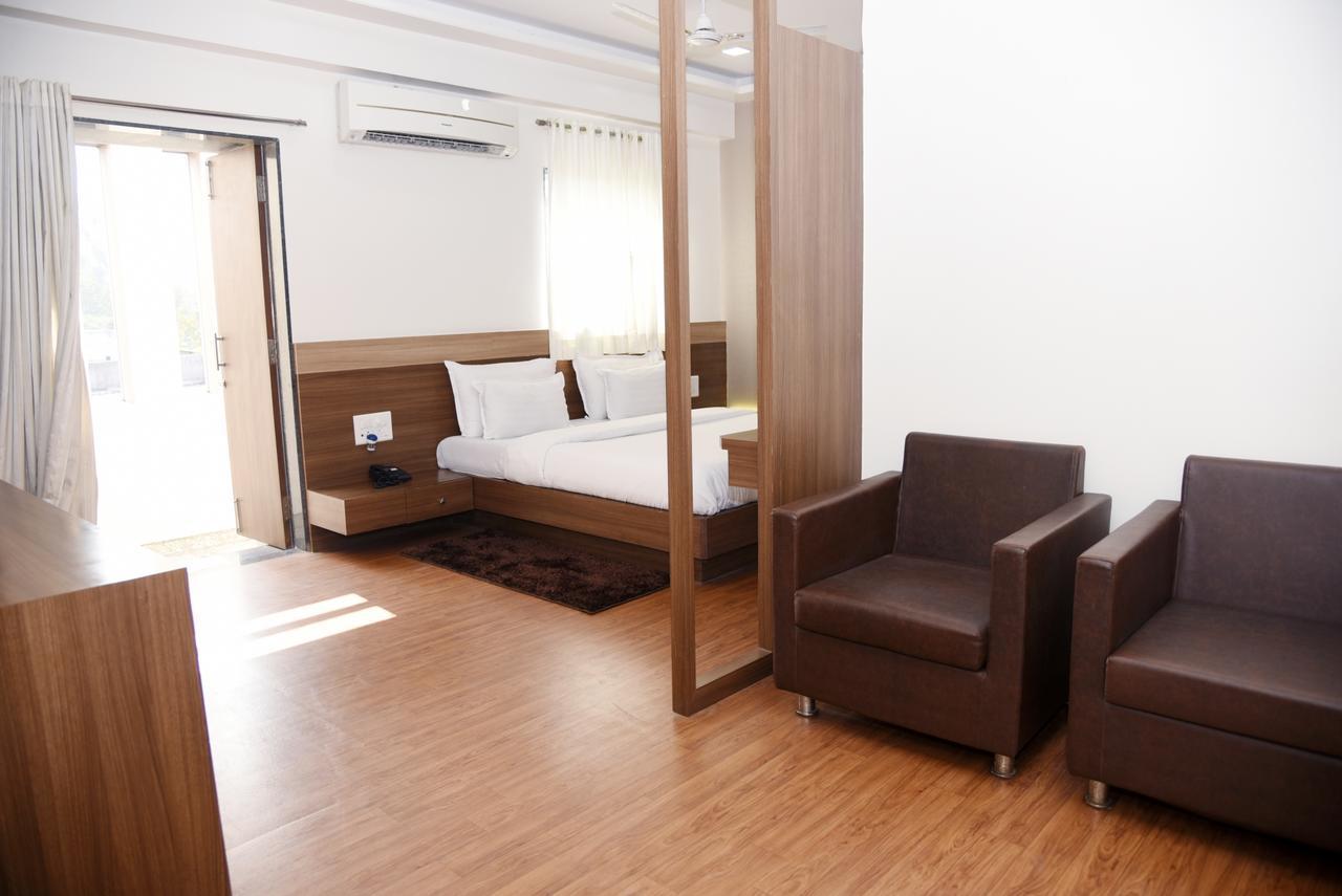 Oyo 10672 Hotel Riviera Nashik Dış mekan fotoğraf