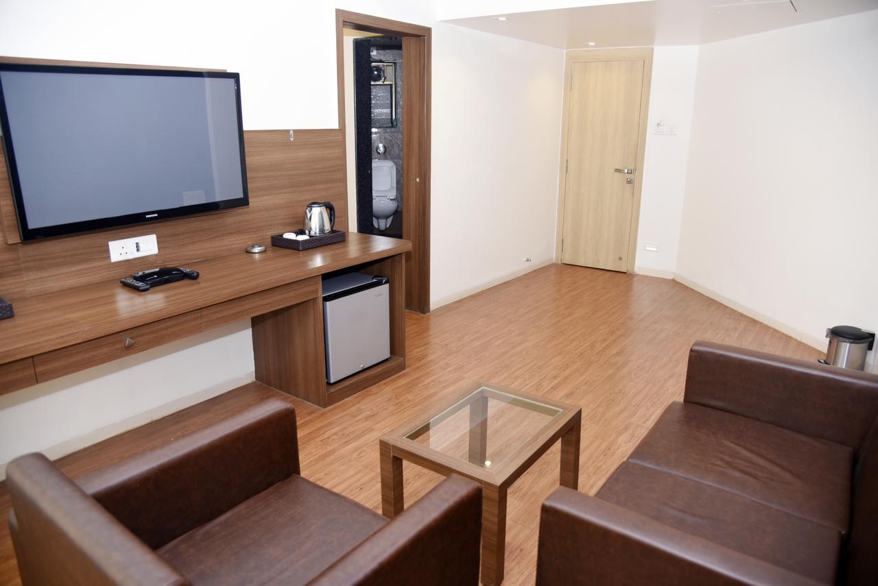 Oyo 10672 Hotel Riviera Nashik Dış mekan fotoğraf