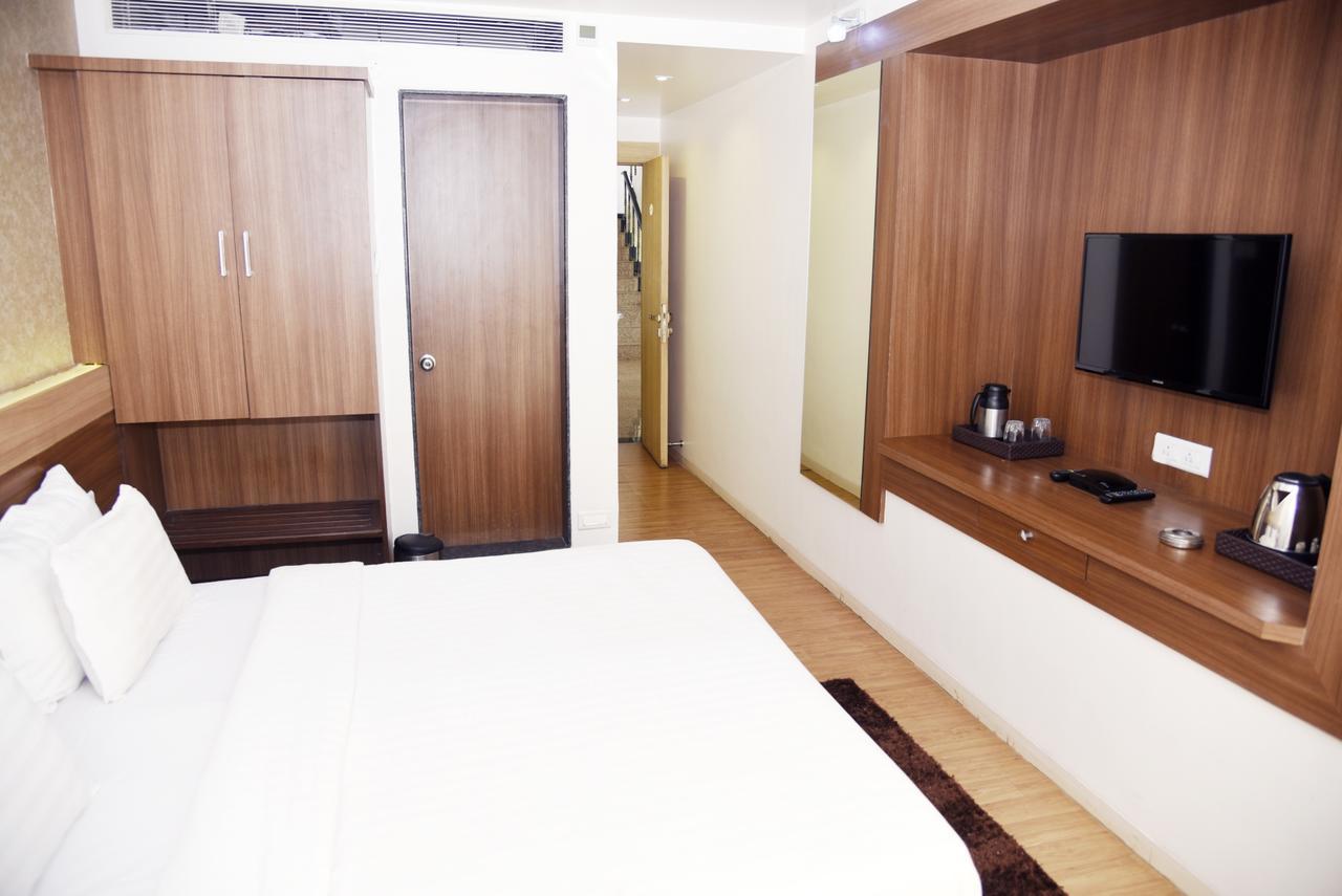 Oyo 10672 Hotel Riviera Nashik Dış mekan fotoğraf