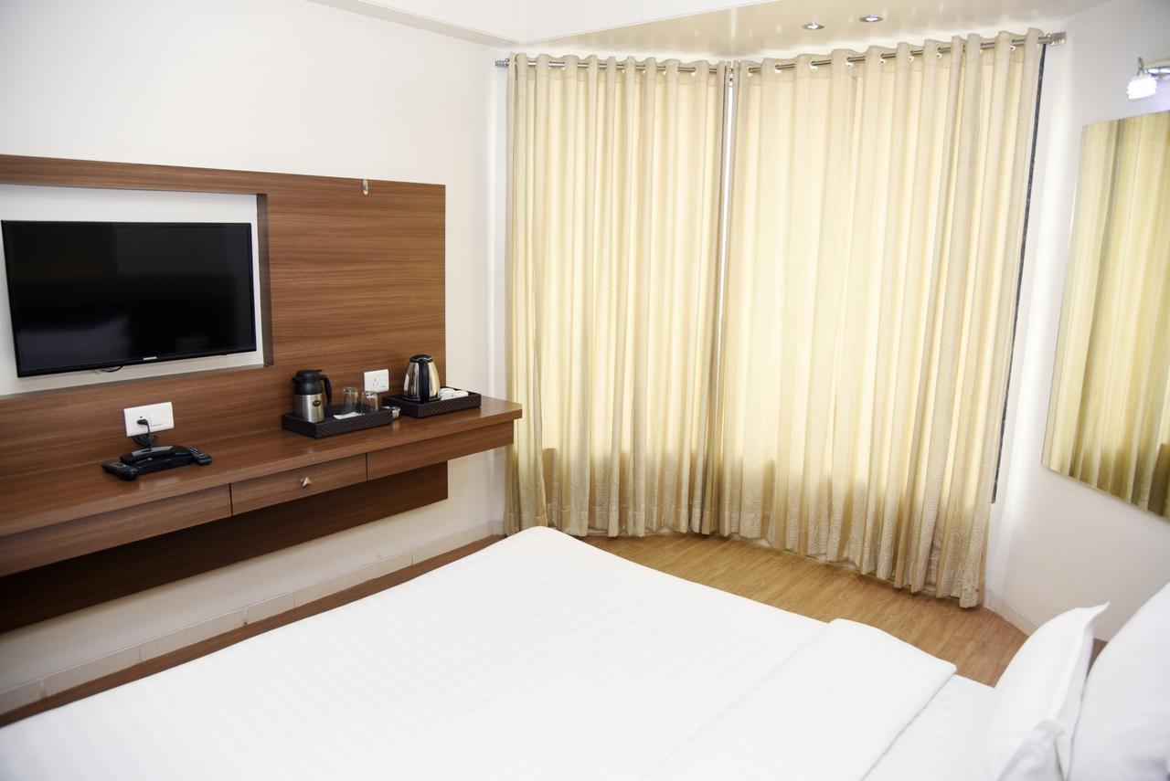 Oyo 10672 Hotel Riviera Nashik Dış mekan fotoğraf