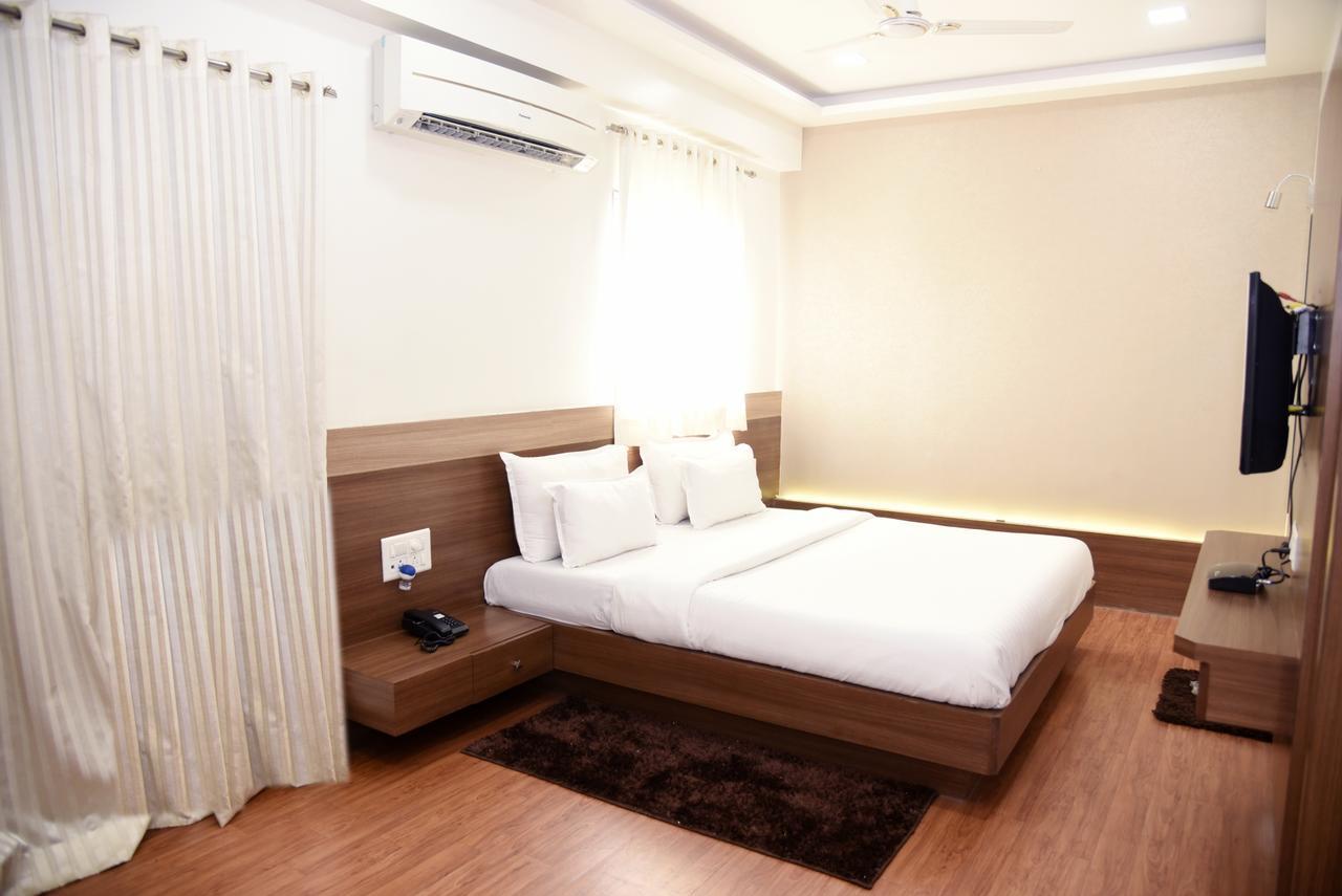 Oyo 10672 Hotel Riviera Nashik Dış mekan fotoğraf