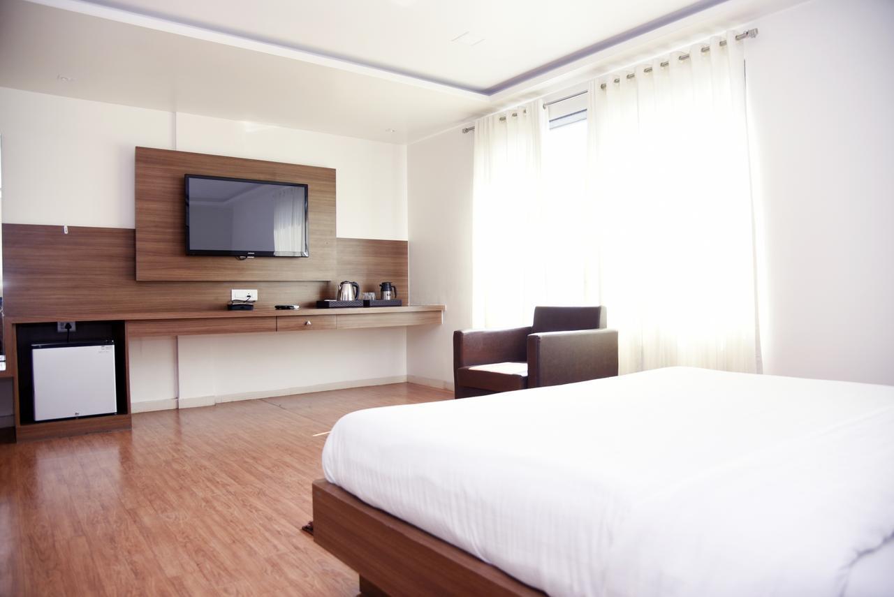 Oyo 10672 Hotel Riviera Nashik Dış mekan fotoğraf