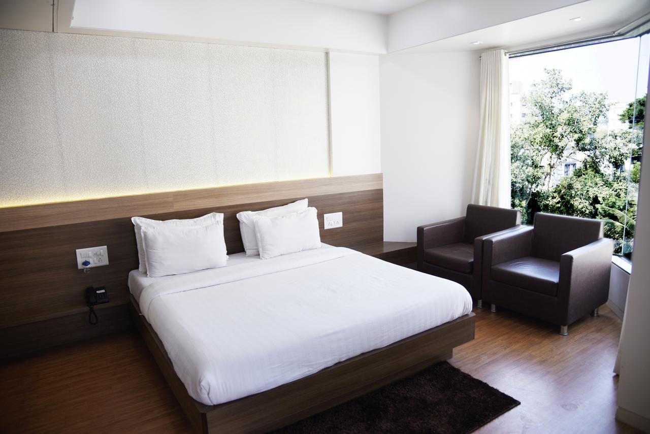 Oyo 10672 Hotel Riviera Nashik Dış mekan fotoğraf