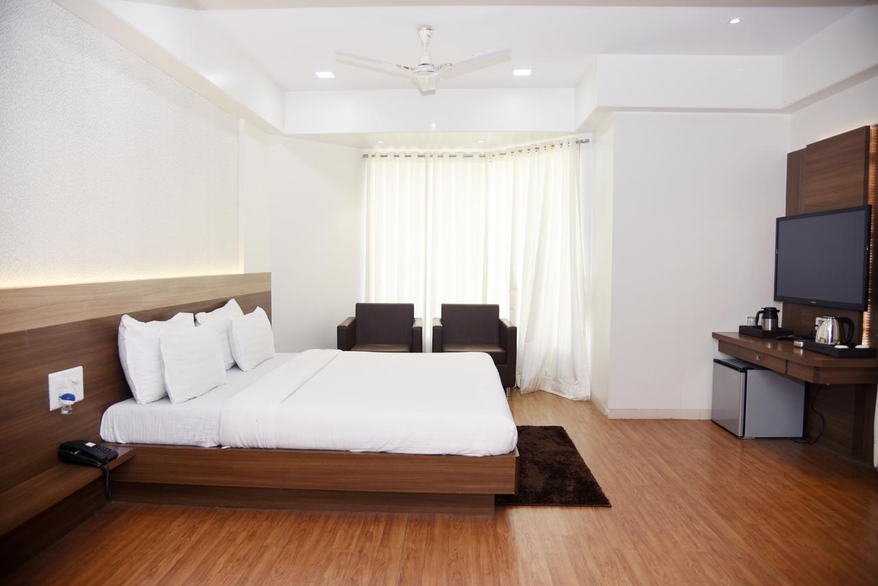 Oyo 10672 Hotel Riviera Nashik Dış mekan fotoğraf
