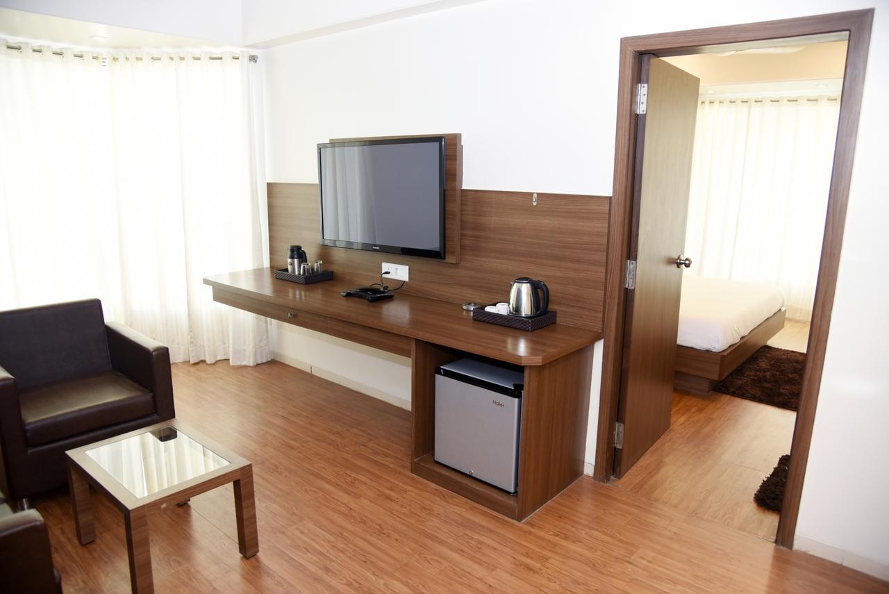 Oyo 10672 Hotel Riviera Nashik Dış mekan fotoğraf