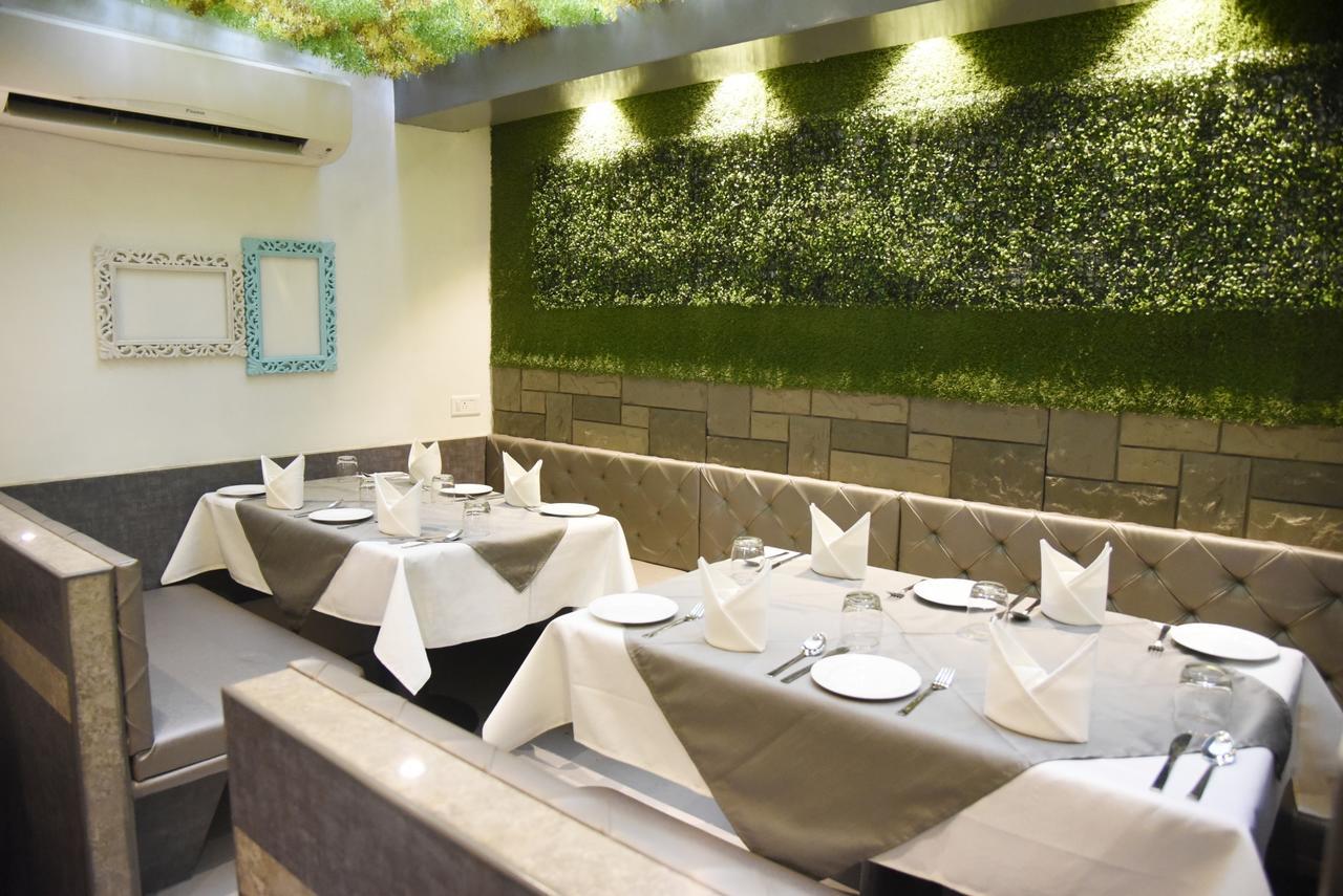 Oyo 10672 Hotel Riviera Nashik Dış mekan fotoğraf