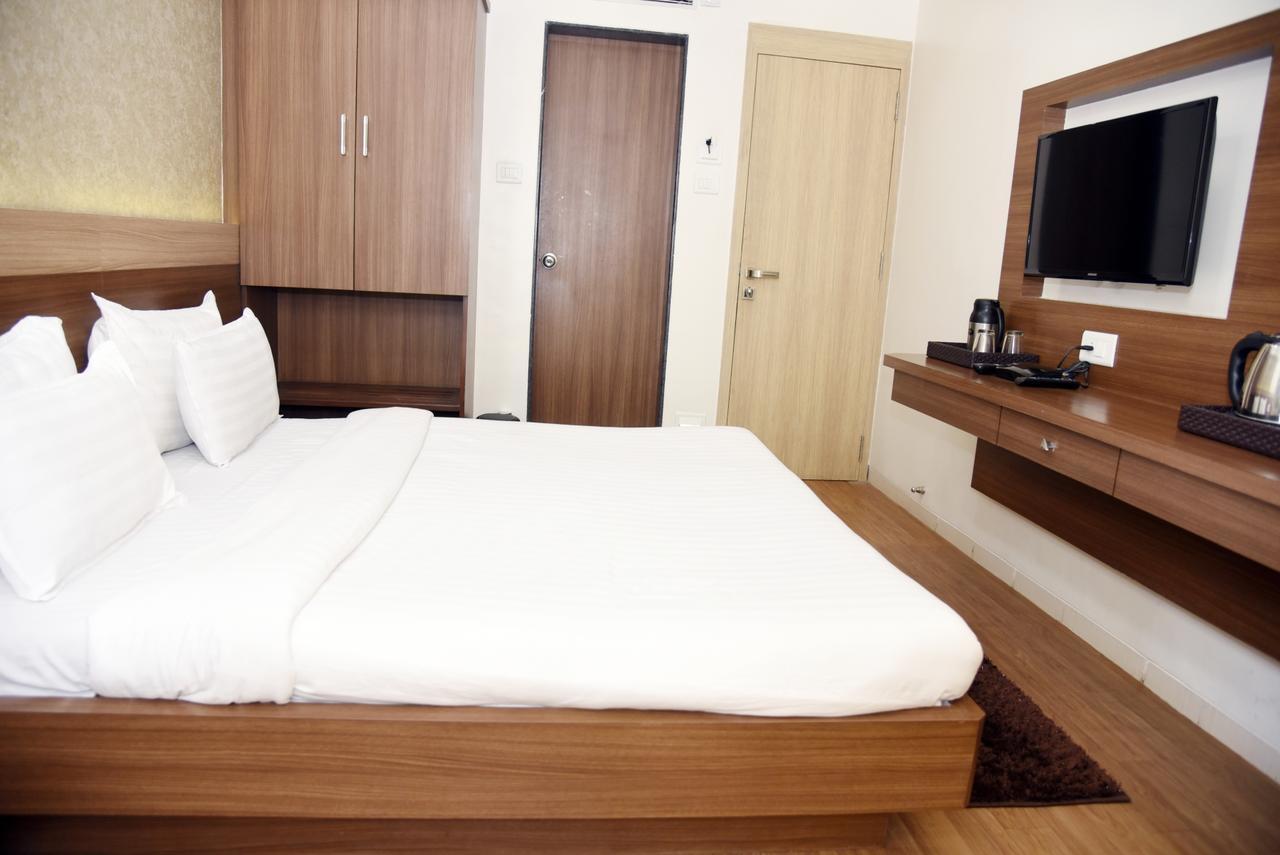 Oyo 10672 Hotel Riviera Nashik Dış mekan fotoğraf
