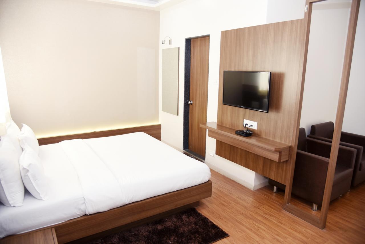 Oyo 10672 Hotel Riviera Nashik Dış mekan fotoğraf