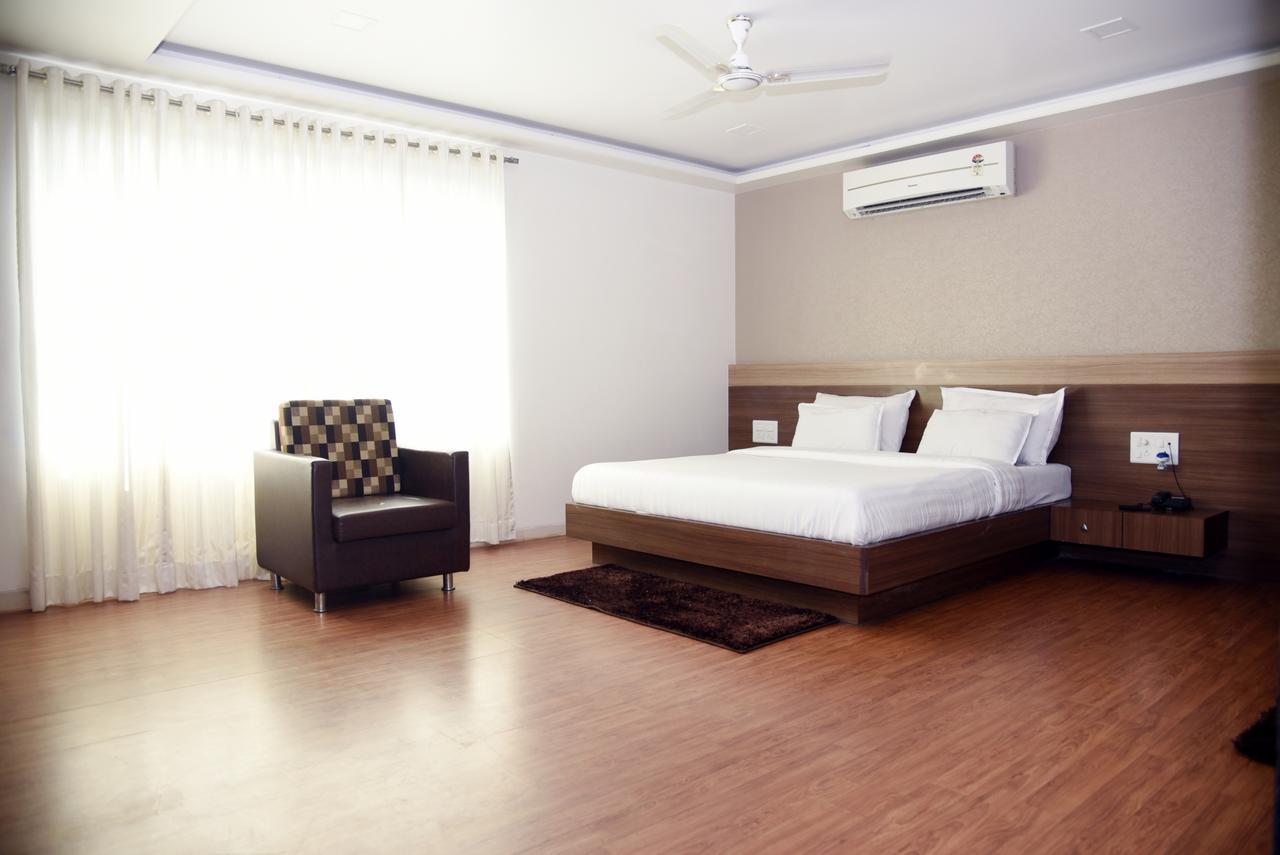 Oyo 10672 Hotel Riviera Nashik Dış mekan fotoğraf