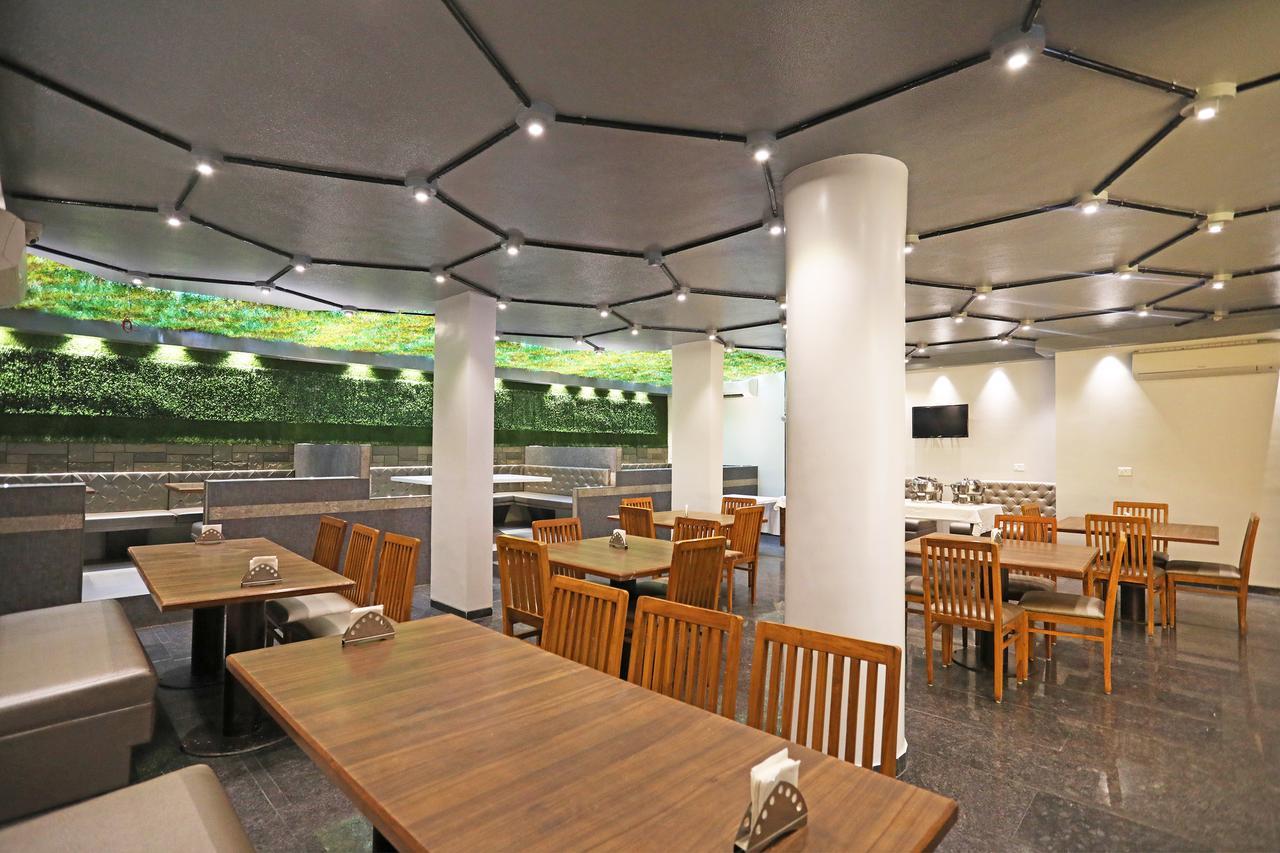 Oyo 10672 Hotel Riviera Nashik Dış mekan fotoğraf